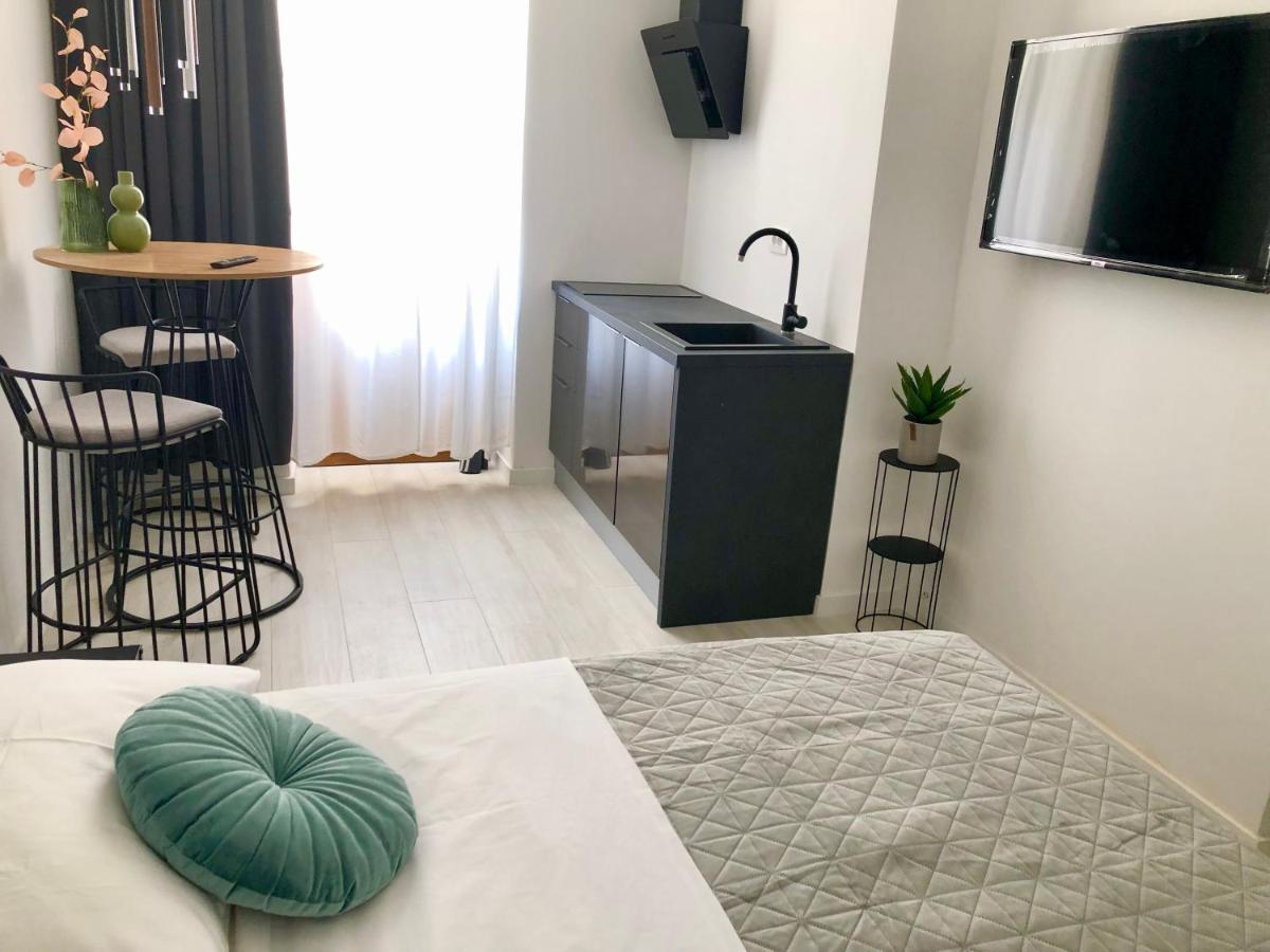 Hedone City Luxury Apartments With Free Parking Pula Exterior photo